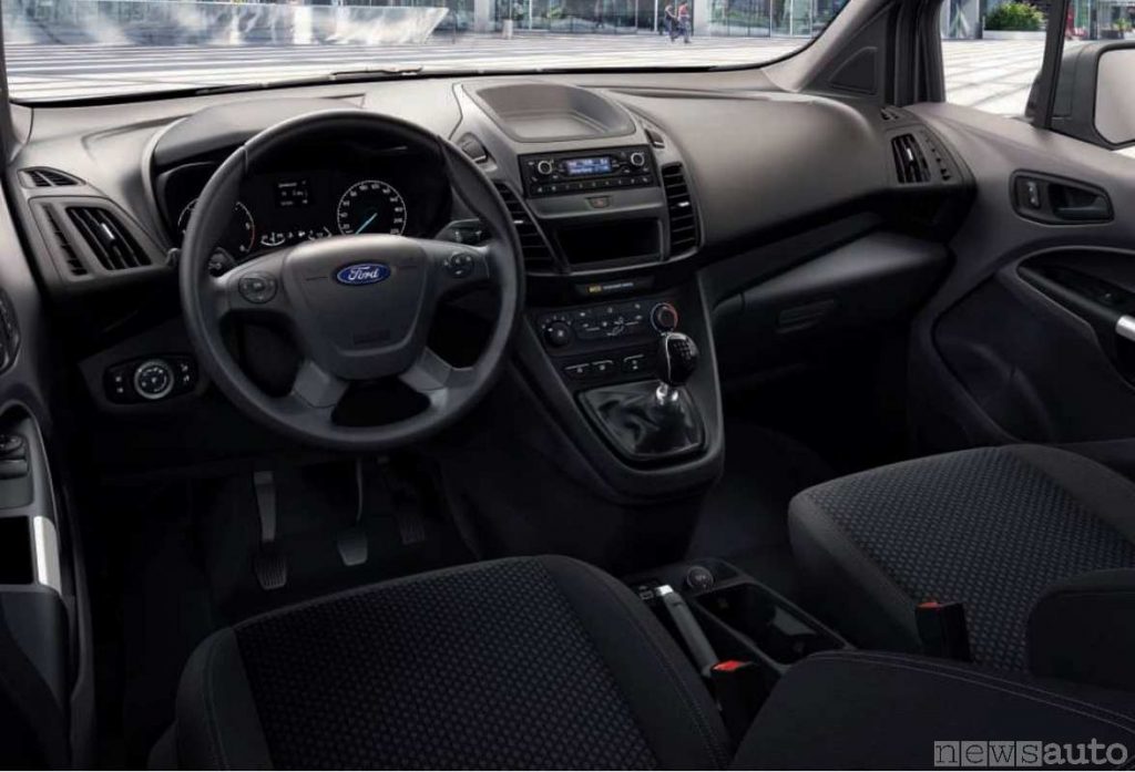 Plancia strumenti, volante e abitacolo del Ford Transit Connect