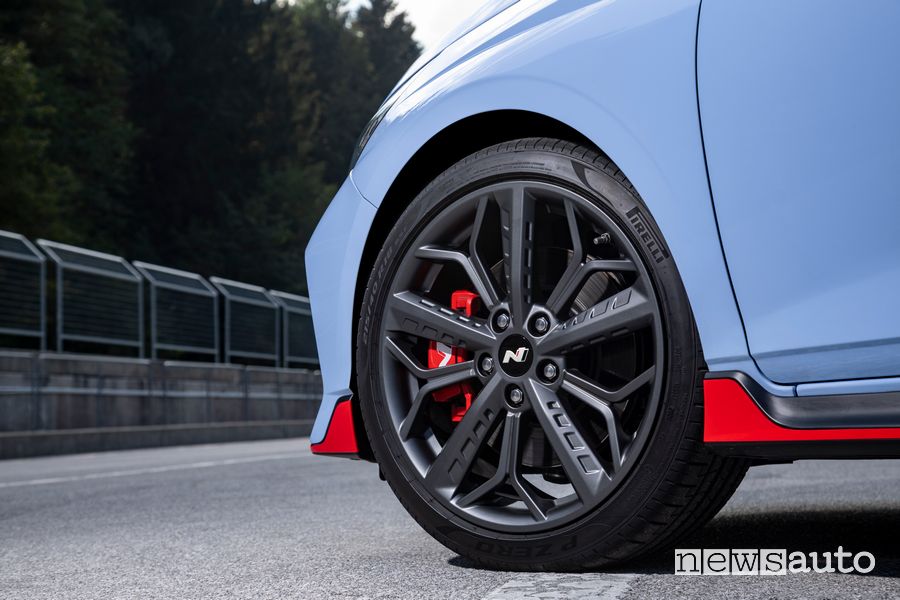 Cerchi in lega da 18" e pneumatici Pirelli P Zero Hyundai i20 N