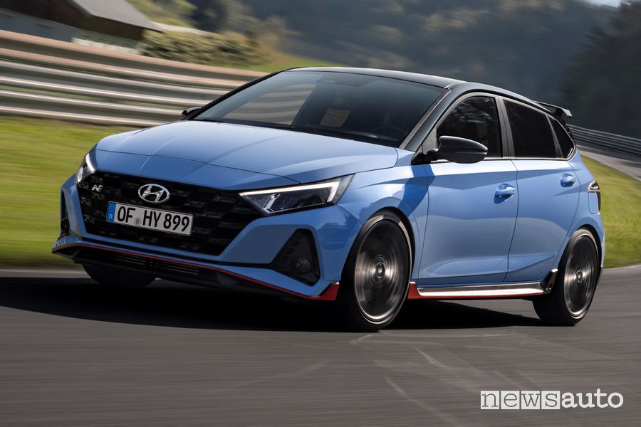 Vista di profilo Hyundai i20 N in pista