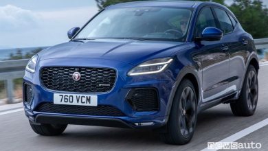 Vista di profilo nuova Jaguar E-Pace su strada