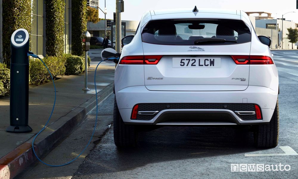 Nuova Jaguar E-Pace P300e PHEV in ricarica da una colonnina pubblica