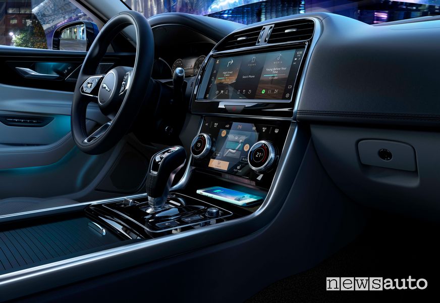 Doppio touch screen abitacolo Jaguar XE 2021