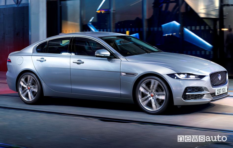Vista laterale Jaguar XE 2021