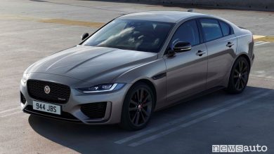 Vista di profilo Jaguar XE 2021 R-Dynamic