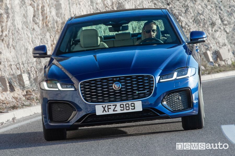 Vista anteriore nuova Jaguar XF