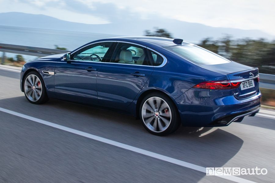 Vista laterale nuova Jaguar XF
