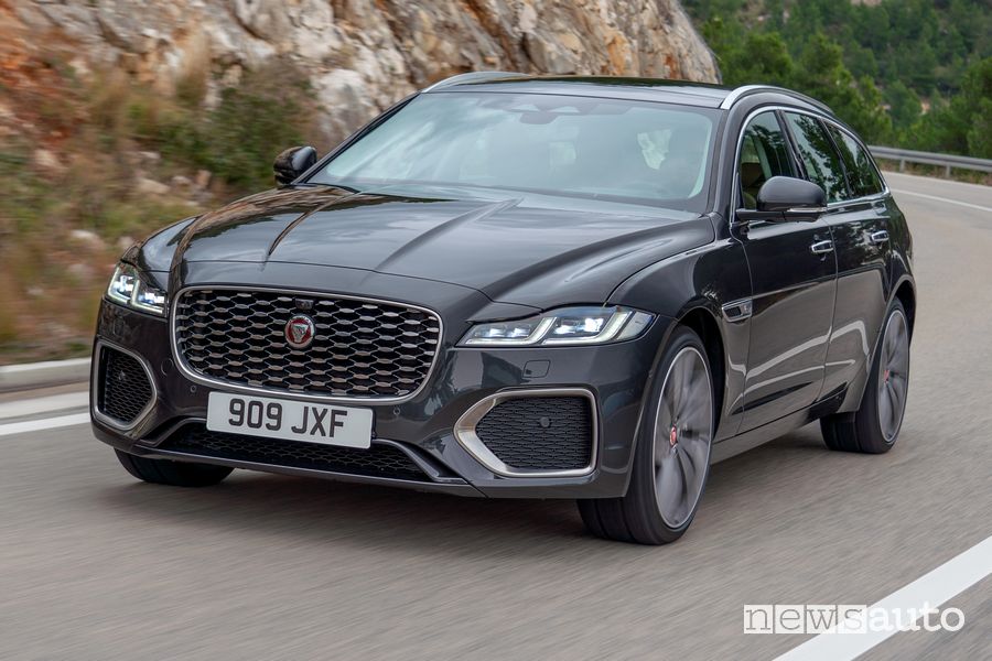 Vista di profilo Jaguar XF Sportbrake