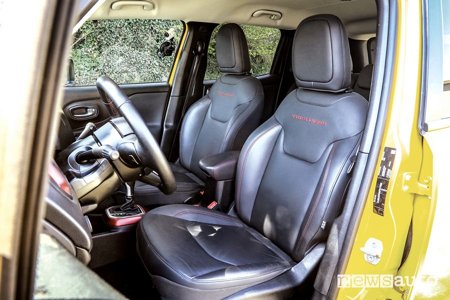 Sedili anteriori abitacolo Jeep Renegade Trailhawk