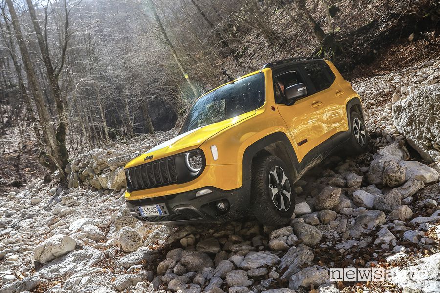 Jeep Renegade Trailhawk in off road sulle pietre