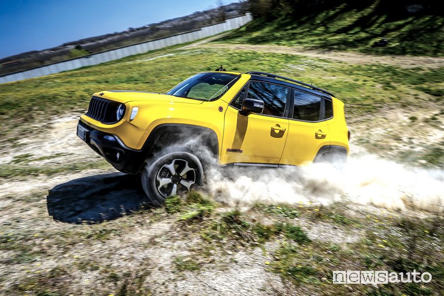Jeep Renegade Trailhawk in off road sullo sterrato