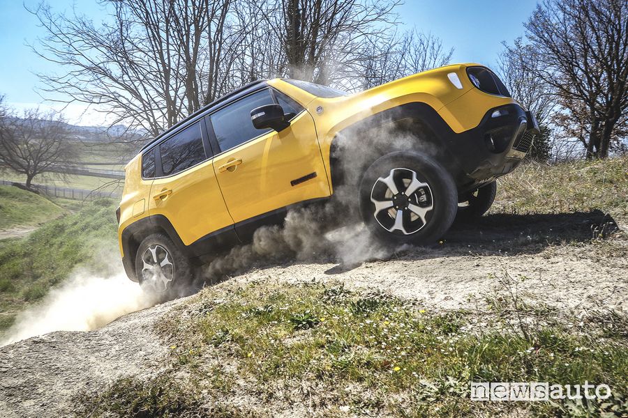 Jeep Renegade Trailhawk in off road su una salita