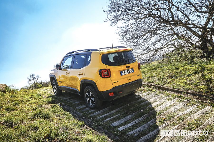 Salitona Jeep Renegade Trailhawk in off road