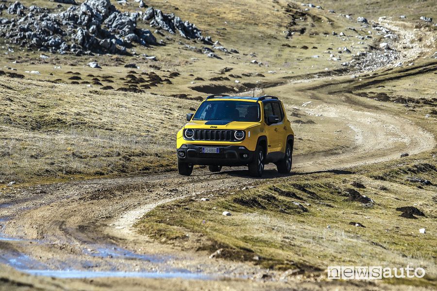 Vista anteriore Jeep Renegade Trailhawk sullo sterrato