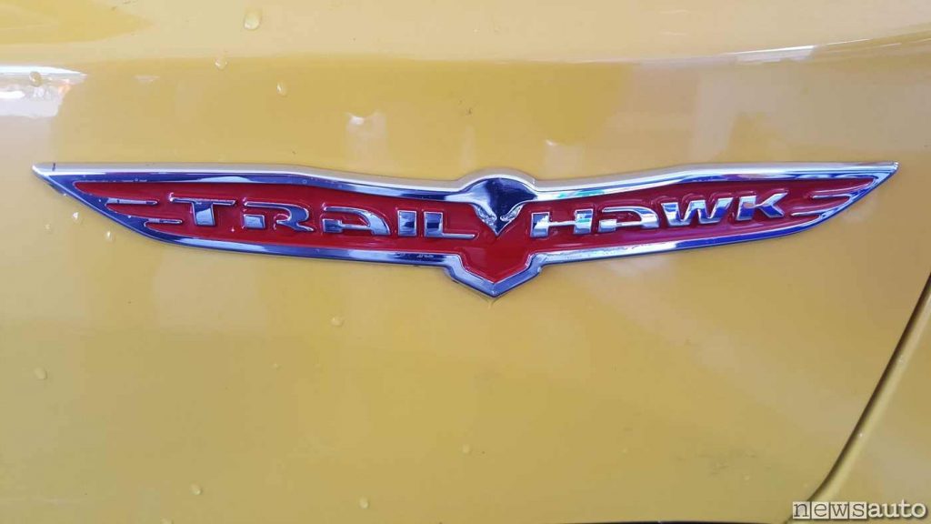 Logo "Trailhawk" della Jeep Renegade