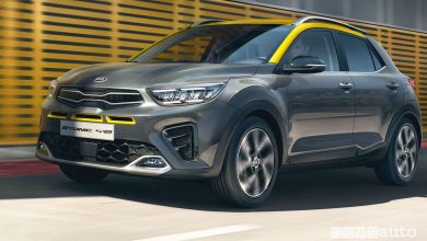Vista di profilo Kia Stonic GT Line su strada