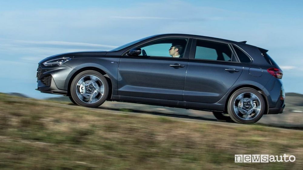 Vista laterale nuova Hyundai i30 N Line in strada
