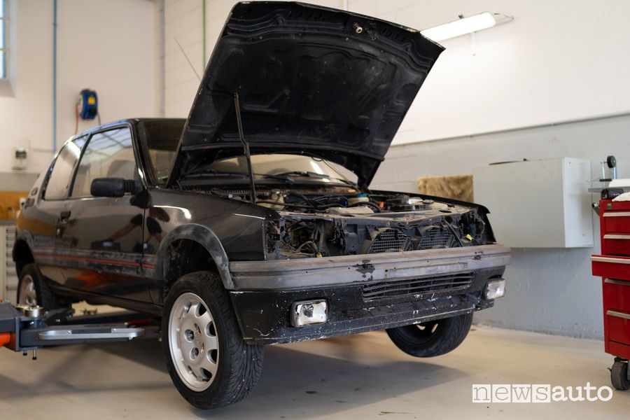 Restauro Peugeot 205 GTI sul ponte