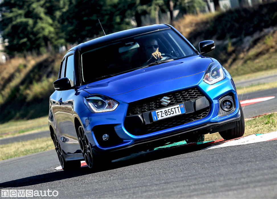 Suzuki Swift Sport Hybrid in pista tra i cordoli. E' in pista e nei tratti misti che la Swift sfodera tutta la sua agilità