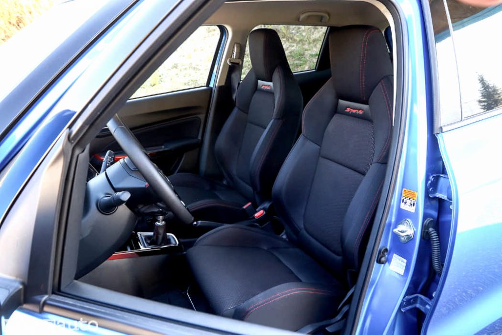 L'abitacolo è molto accogliente ed i sedili sono ben avvolgenti e comodi Suzuki Swift Sport Hybrid 2021