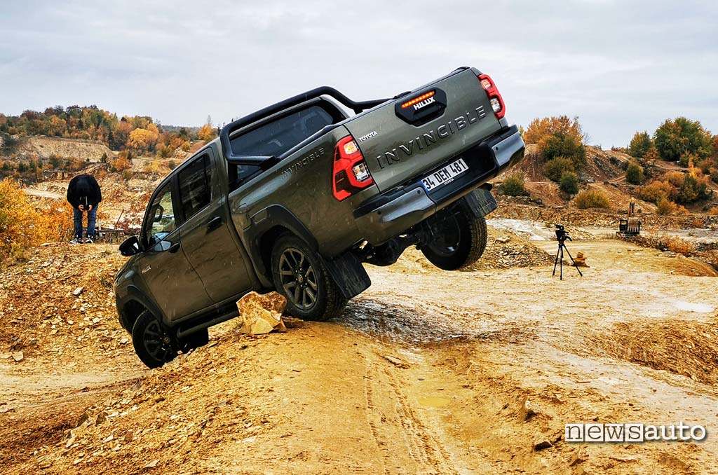 Toyota Hilux 2021 in off-road, la prova del twist
