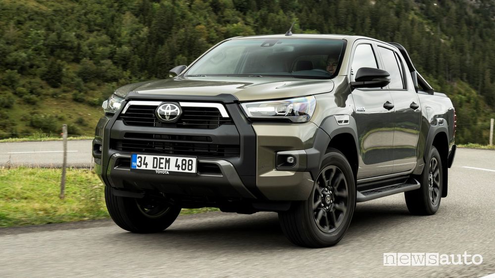 Vista anteriore Toyota Hilux Invincibile su strada