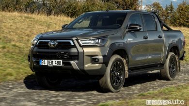 Vista di profilo Toyota Hilux Invincibile sullo sterrato