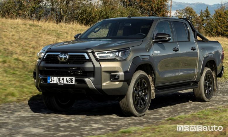 Vista di profilo Toyota Hilux Invincibile sullo sterrato