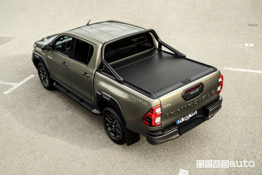 Vista posteriore Toyota Hilux Invincibile pick-up cassone chiuso