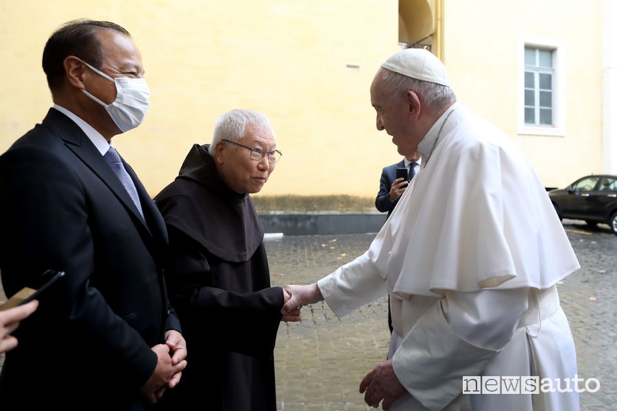 Rev.do Padre Domenico Makoto Wada stringe la mano a Papa Francesco