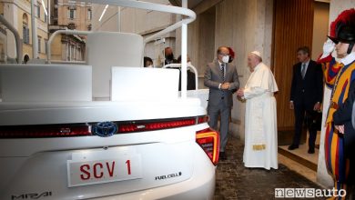 Toyota Mirai Papamobile consegna a Papa Francesco