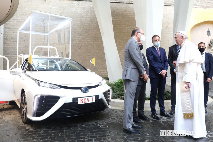 Vertici Toyota nelle cerimonia di consegna della Toyota Mirai Papamobile per Papa Francesco