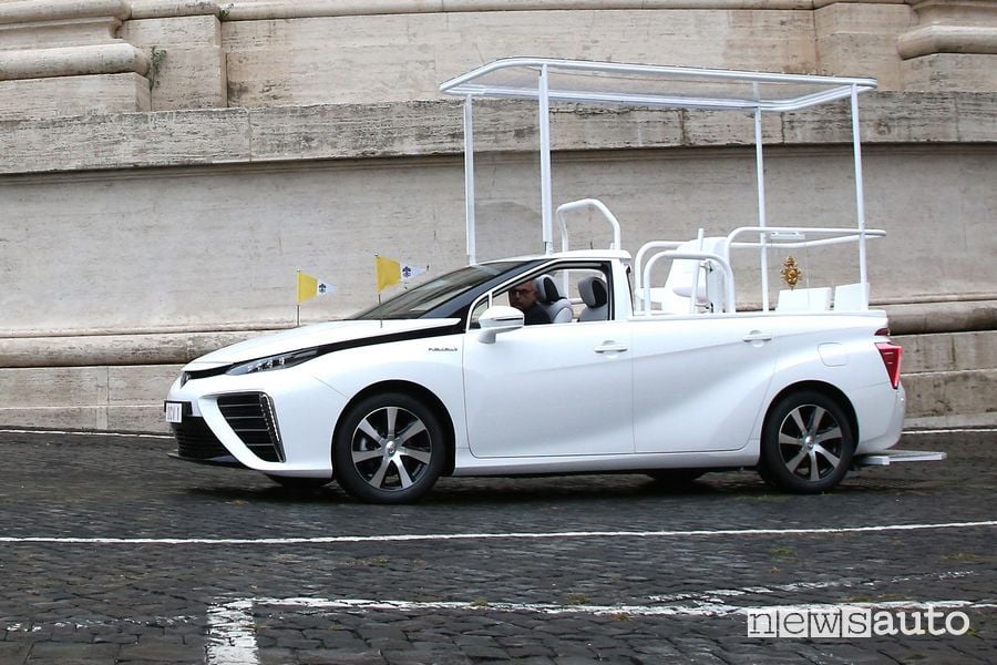 Frontale laterale Toyota Mirai Papamobile per Papa Francesco