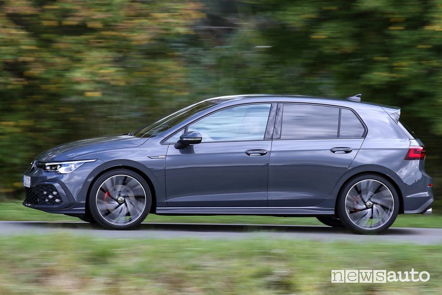 Vista laterale Volkswagen Golf 8 GTD