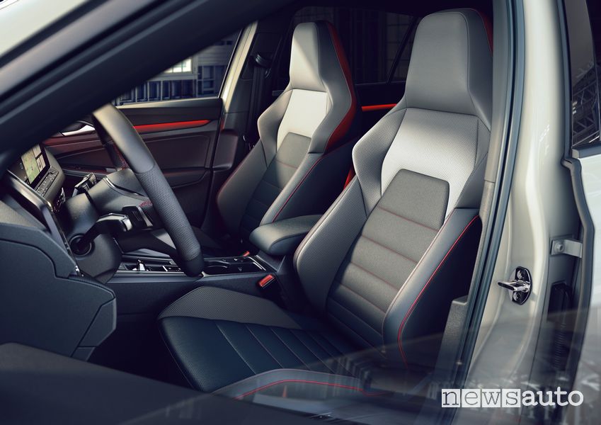 Sedili anteriori sportivi abitacolo Volkswagen Golf GTI Clubsport