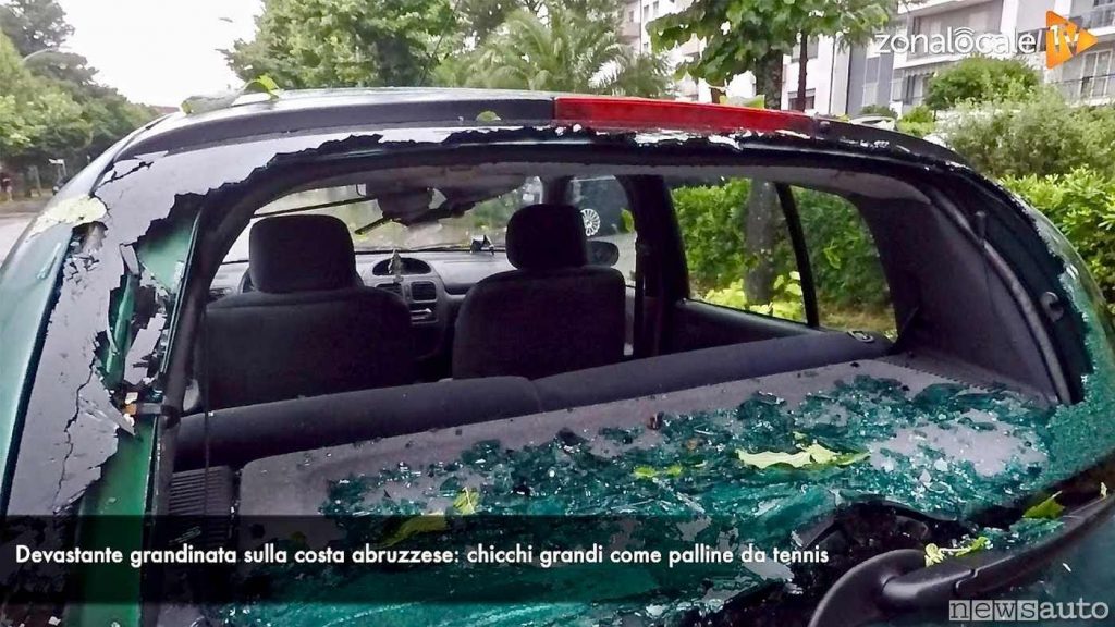 Vetri dell'auto, lunotto posteriore, danneggiati dalla grandine