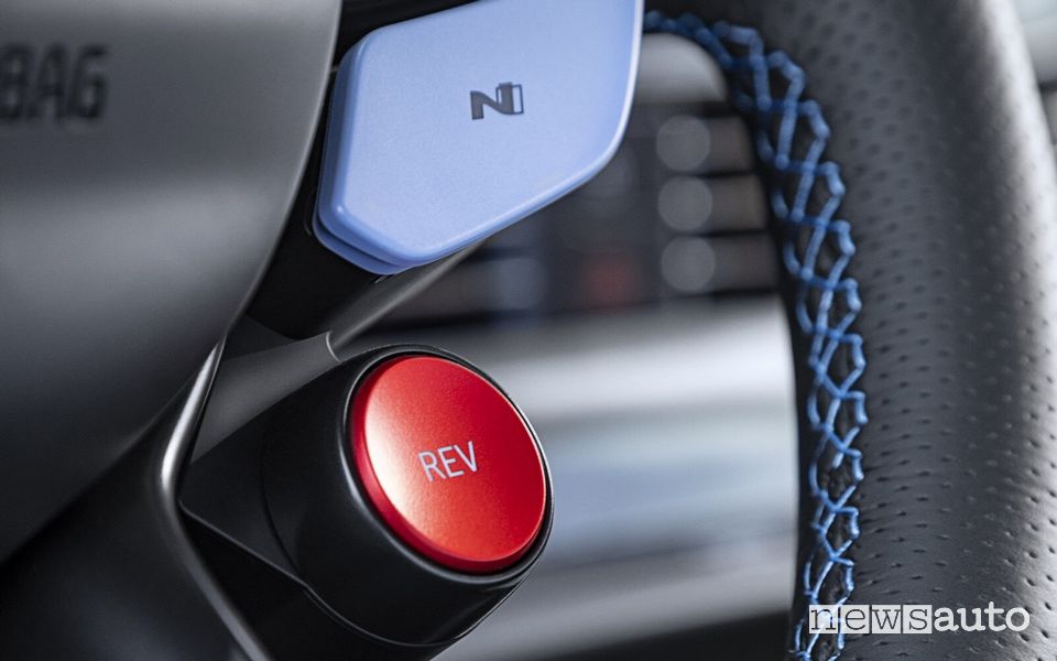 Tasto Rev Matching sul volante della Hyundai i20 N