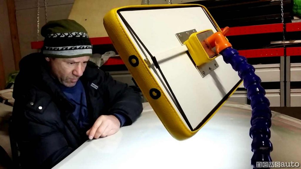Lampada tirabolli per mettere in evidenza la superficie della carrozzeria