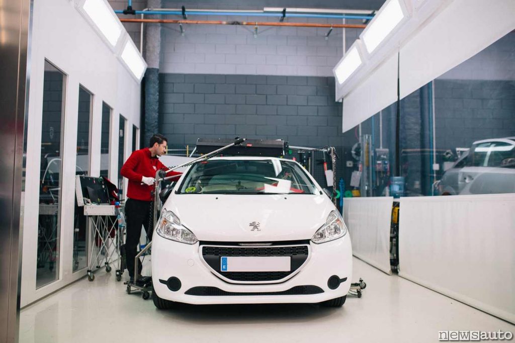 Officina specializzata tirabolli al lavoro su una Peugeot 208