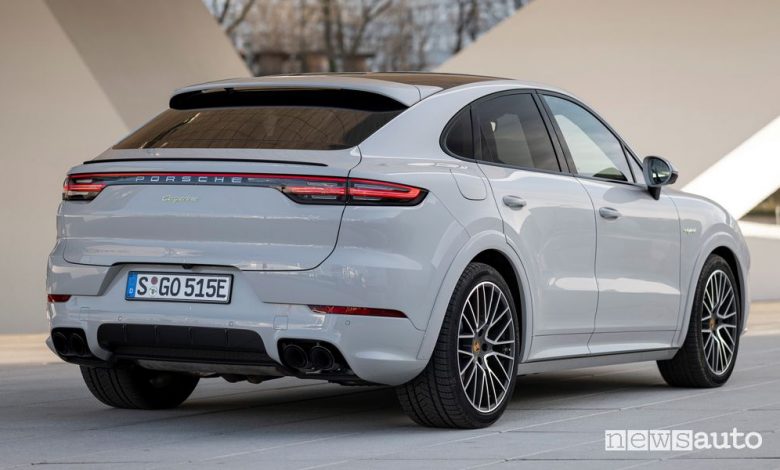 Vista posteriore Porsche Cayenne E-Hybrid PHEV