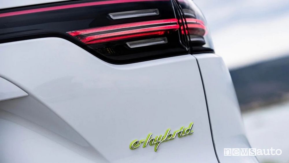 Logo e-Hybrid sul portellone posteriore del Porsche Cayenne PHEV