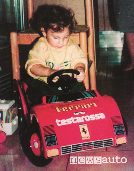 Davide Cironi da piccolo su una Ferrari giocattolo