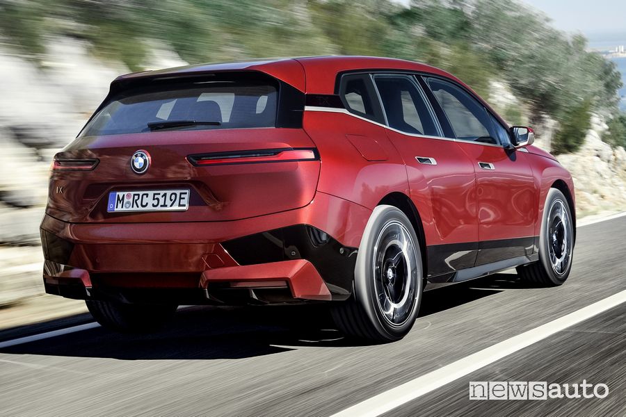 Vista posteriore BMW iX su strada