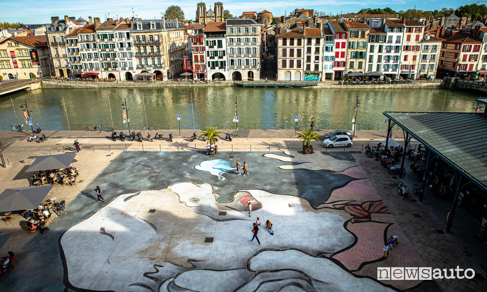città di Bayonne in Francia nome nuovo SUV Hyundai Bayon