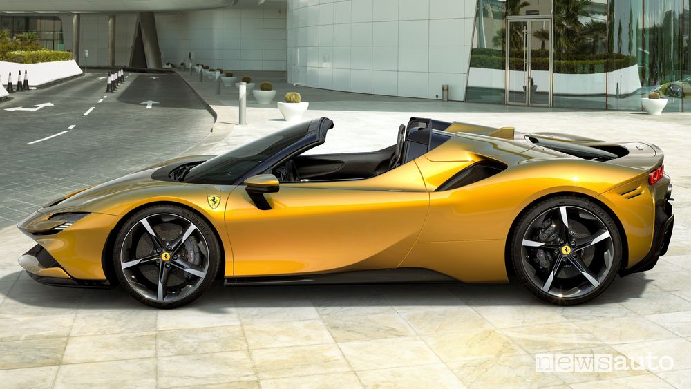 Vista laterale Ferrari SF90 Spider