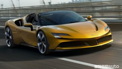 Vista anteriore Ferrari SF90 Spider