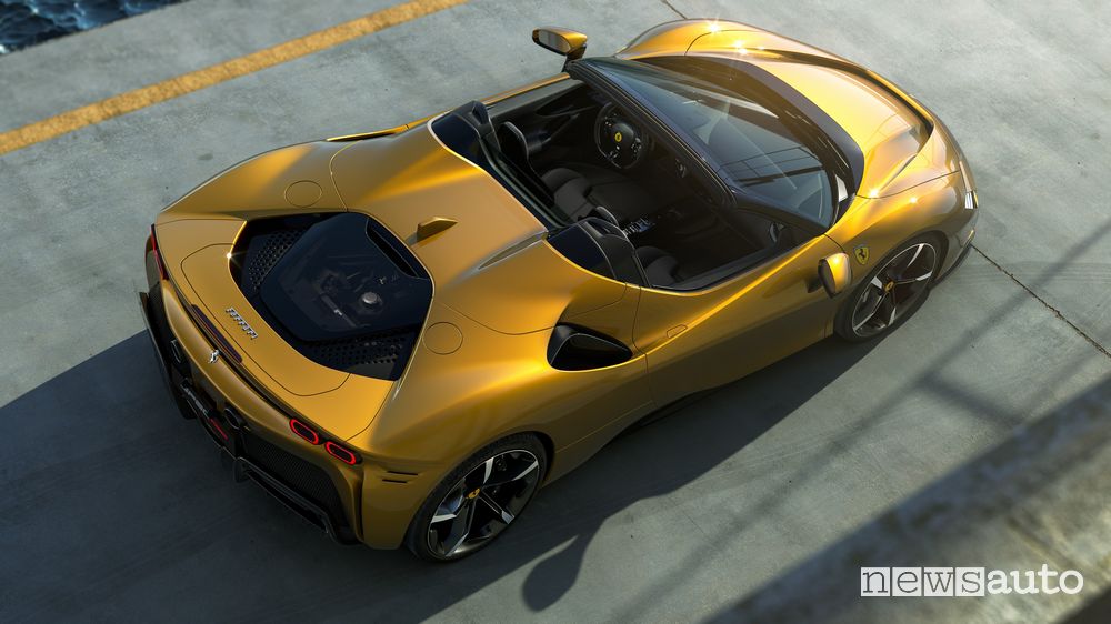Vista dall'alto Ferrari SF90 Spider