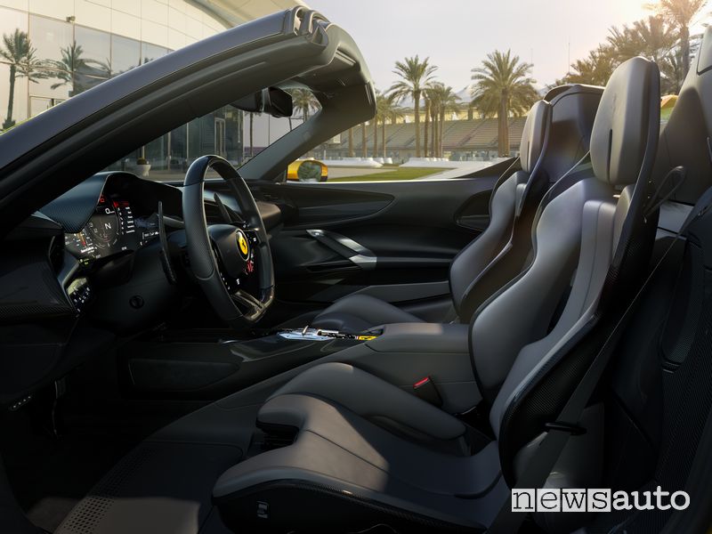 Sedili anteriori abitacolo Ferrari SF90 Spider