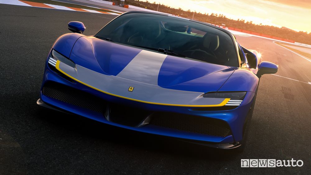 Vista anteriore Ferrari SF90 Spider Assetto Fiorano