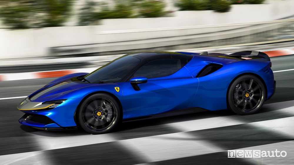 Vista laterale Ferrari SF90 Spider Assetto Fiorano