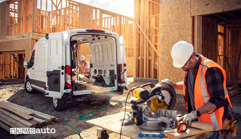 Ford E-Transit allestimento furgone in cantiere